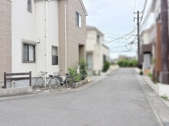 穏やかな時間が流れる住宅街の一角にあり、日々の暮らしに寄り添う落ち着いた佇まいが魅力です。
