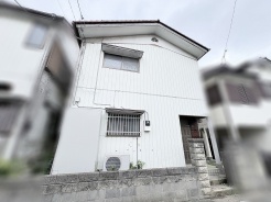 穏やかな住宅街に溶け込む、落ち着いた佇まいが日々の暮らしを優しく受け止めてくれます。