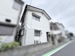 街並みに静かに馴染み、日々の暮らしを穏やかに受け止めてくれる落ち着いた佇まいです。