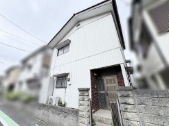 街並みに馴染む落ち着いた佇まいが、日々の暮らしに穏やかな安心感をもたらしてくれます。
