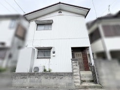 落ち着いた佇まいが魅力の、街並みに溶け込む素朴で親しみやすい外観です。