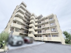 落ち着いた色合いの佇まいが、日々の暮らしに穏やかな安心感をもたらしてくれる住環境です。