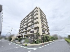 落ち着いた街並みに溶け込む、端正で安定感のある佇まいが暮らしの安心感を高めてくれます。