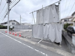 これからの暮らしを自由に描き出せる、すっきりと開かれた敷地が広がっています。