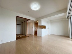 すっきりとシンプルな内装が心地よい、ゆとりある空間設計が魅力的な住まい