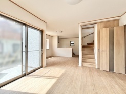 やわらかな木目の質感が心地よい、自然体の暮らしに寄り添うおだやかな空間。