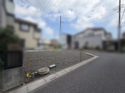 車通りの少ない閑静な住宅地、のびのびした子育てに適します。