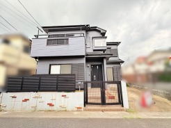 落ち着いた色合いの外観が洗練された印象を与える佇まいです