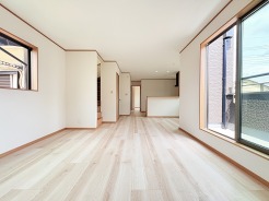 木の温もりが広がる穏やかな空間は日々の暮らしに心地よいくつろぎをもたらします