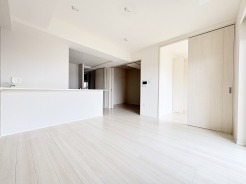 洗練された白いトーンが広がり、穏やかで心地よい時間が流れる上質な空間。