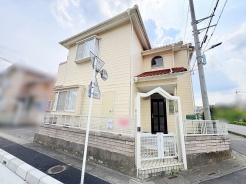 穏やかな空気が流れる街並みに調和する、親しみやすいたたずまいの外観です。