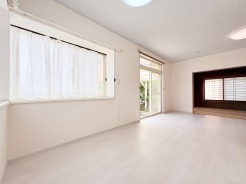 白を基調とした内装が心地よい、すっきりと開放感あふれる穏やかな空間です。