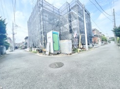 静かな住宅街に佇む、これからの新しい暮らしへの期待が高まる敷地です。