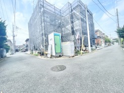 すっきりと見通しの良い角地に広がる、これからの完成が楽しみな新しい暮らしの舞台。