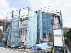 新しい暮らしの完成を静かに待つ、確かな構造美が広がる建築中の風景です。