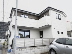 洗練された佇まいと落ち着いた色合いが調和する心地よい外観デザイン