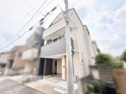 青空に映えるすっきりとした外観が心地よい穏やかな佇まい