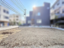 住まいの構想が広がるゆとりある空間を描き出せる更地です