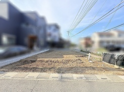 開放的な空が広がり穏やかな時間が流れる整えられた敷地から始まる新しい暮らし