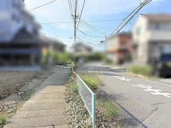 穏やかな時間が流れる落ち着いた住環境に寄り添う、ゆとりある道並みが広がります。