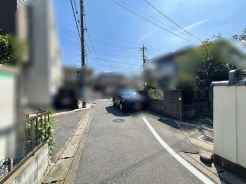 澄み渡る青空のもと、穏やかな時間が流れる落ち着いた佇まいの住環境が広がります。