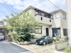 豊かな緑の木々に包まれ、穏やかな時間が流れる落ち着いた佇まいの住まい。