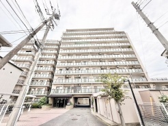街並みに馴染む落ち着いた佇まいが、穏やかな日常を予感させる住まいです。