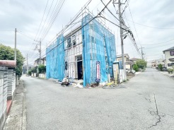 新しい暮らしの形を少しずつ形にしていく静かな街並みに佇む現地周辺の風景