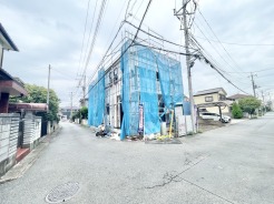 静かな住宅街に佇む、これからの新しい暮らしの形を描き出す落ち着いた雰囲気に包まれています。