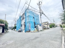 完成へと向かう新しい物語の舞台が静かに佇む落ち着いた街並み