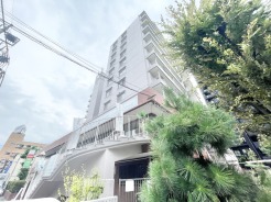 空に向かってすっきりと伸びる佇まいが街並みに心地よい存在感を放つ外観です。