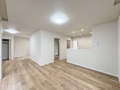 木目の美しい床面が広がり、落ち着いた色合いで統一された穏やかな空間です。