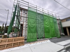 着々とカタチ作られていく新しい暮らしへの期待が高まる施工中の外観風景