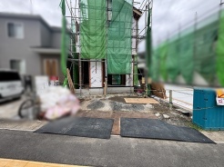着々と形作られていく新しい住まいが、完成への期待感をそっと高めてくれる風景です。