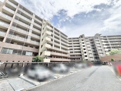青空に映える堂々とした佇まいが毎日の暮らしに誇りと安心をもたらす外観風景