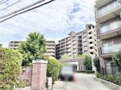 緑豊かな植栽と整えられた外構が、訪れる人を穏やかに迎え入れる落ち着いた佇まい。