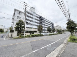 整然とした佇まいと豊かな緑に彩られた、穏やかな街並みに馴染む外観デザイン