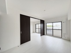 白を基調とした内装に濃色の建具が映える、すっきりと洗練された空間が広がります