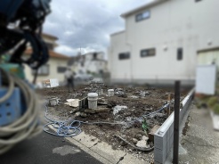 新しい暮らしの基盤が整っていく、これからの時間を想像させる静かな更地です。
