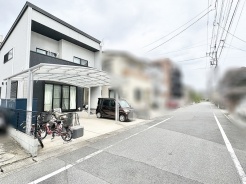 穏やかな空気が流れる落ち着いた街並みに調和する洗練された佇まい