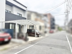 落ち着いた住宅街に佇むすっきりと整えられた外観が心地よい日常を予感させます
