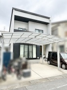 スタイリッシュな外観とゆとりある駐車スペースが調和する穏やかな佇まい