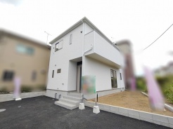 洗練された白い外観が青空に映える、すっきりと端正な佇まいの住まい。