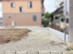 周囲の穏やかな環境に溶け込む、ゆとりある敷地が広がる空間です。