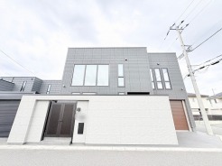 洗練された外観デザインが街並みに調和する、スタイリッシュな佇まいが魅力です。