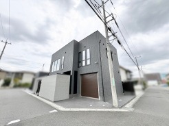 洗練された佇まいが街並みに映える、落ち着いた色合いのモダンな外観デザイン。
