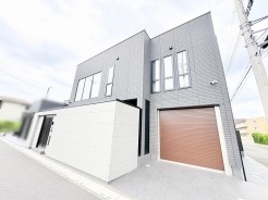 洗練された外観デザインが街並みに映える落ち着いた佇まいの住まい