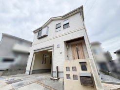 清潔感のある白い外壁とすっきりとした佇まいが街並みに溶け込む住まい