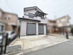 落ち着いた色合いの外壁が上品な佇まいを演出し日々の暮らしを心地よく包み込む住まい