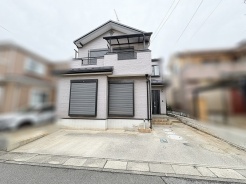 落ち着いた色合いの外観が調和するゆとりある佇まいが心地よい住まい